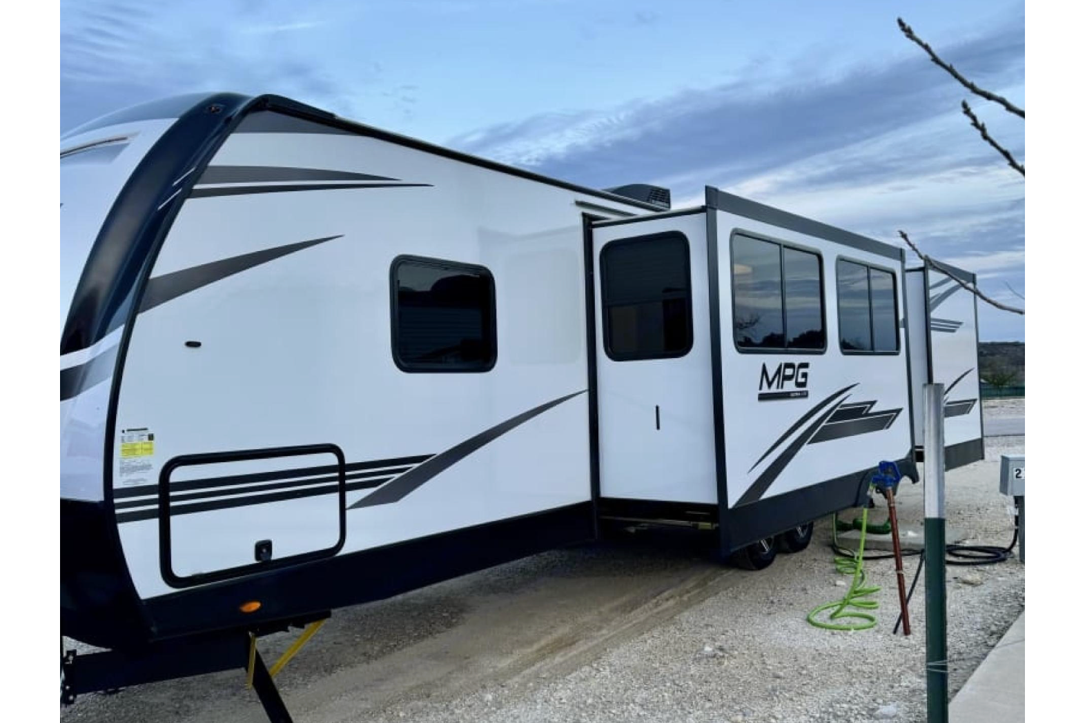 MPG Glamper’s Mansion w/ 2 Bedrooms & Outdoor Kitchen