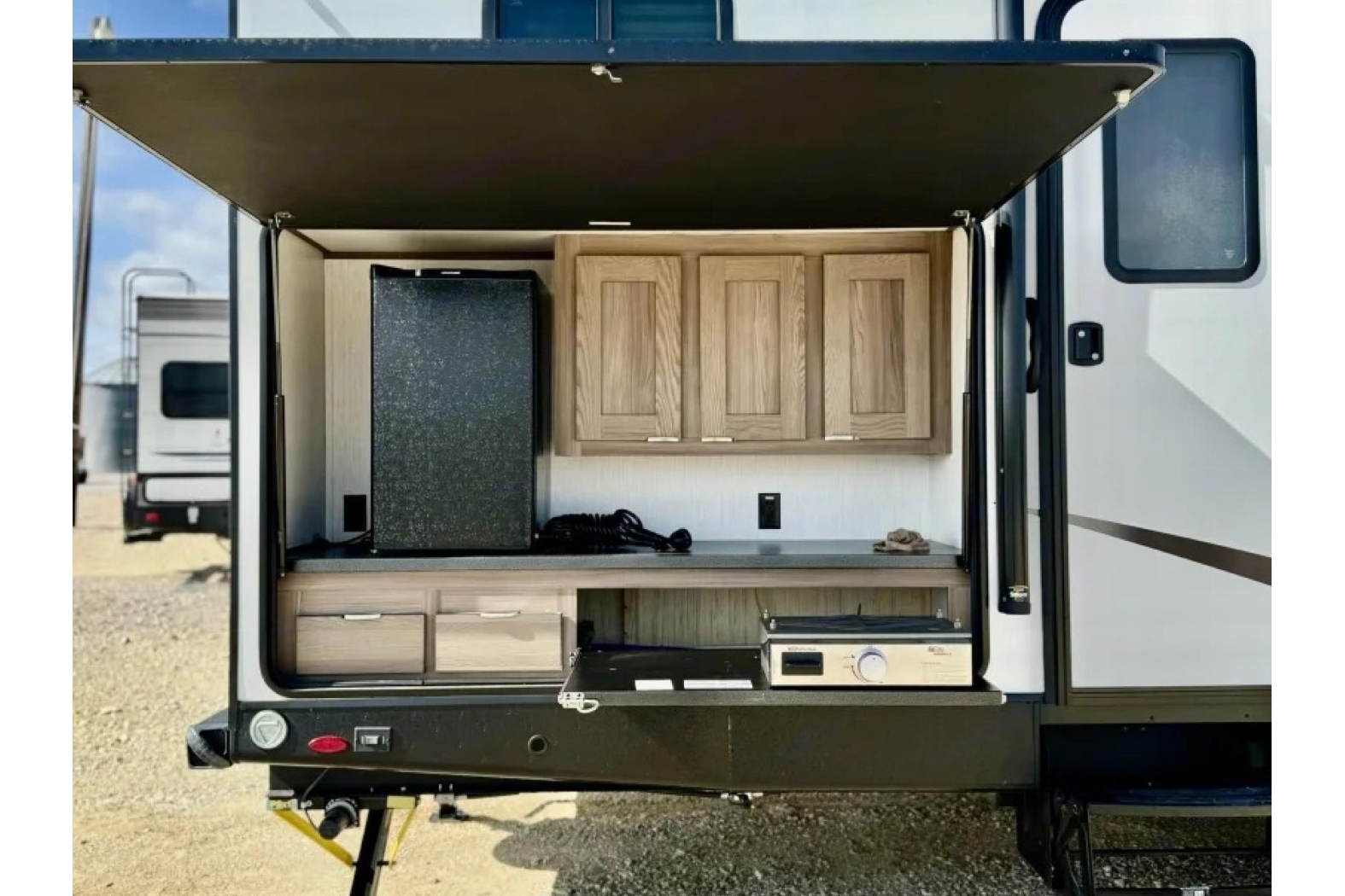 MPG Glamper’s Mansion w/ 2 Bedrooms & Outdoor Kitchen