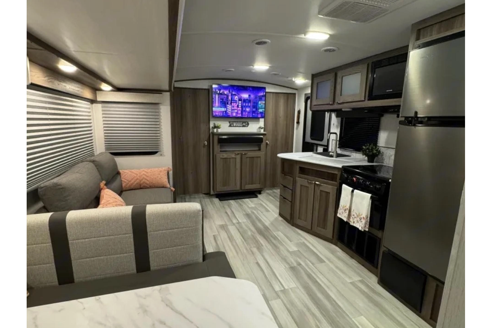 MPG Glamper’s Mansion w/ 2 Bedrooms & Outdoor Kitchen