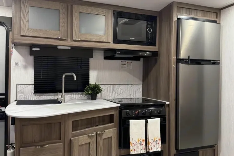 MPG Glamper’s Mansion w/ 2 Bedrooms & Outdoor Kitchen