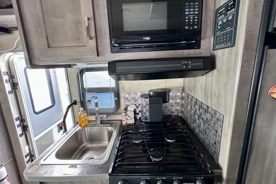 Kenneth 's Winnebago Minnie Winnie 22r Class C
