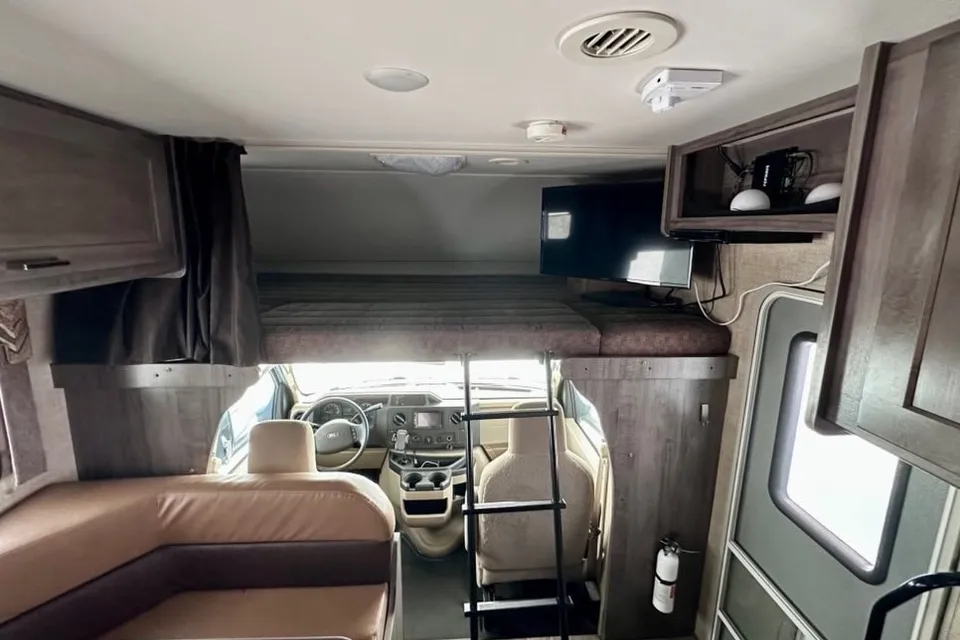 Kenneth 's Winnebago Minnie Winnie 22r Class C