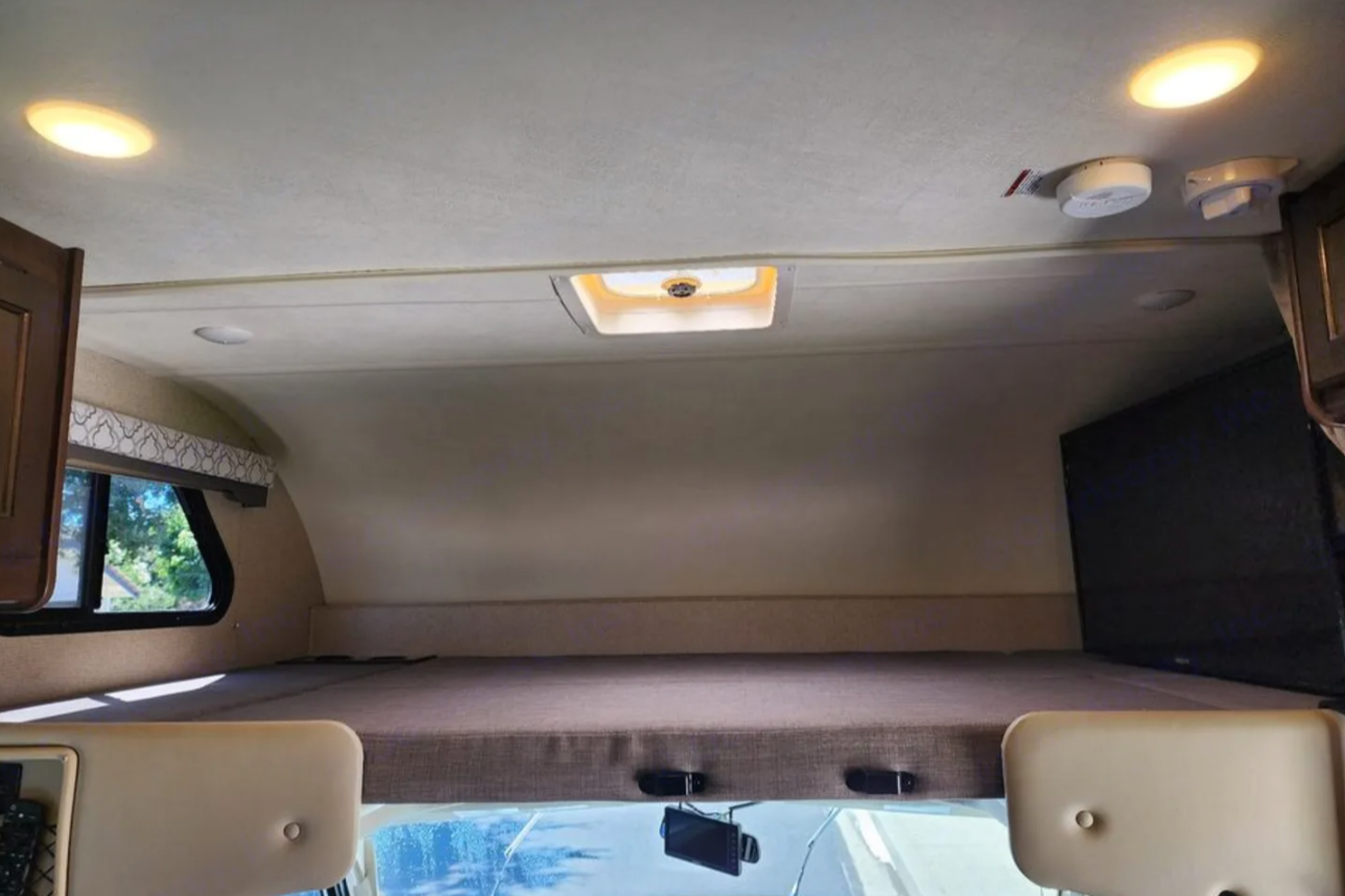 Family Friendly RV Sleeps 6 Fully Equipped and Road Trip Ready