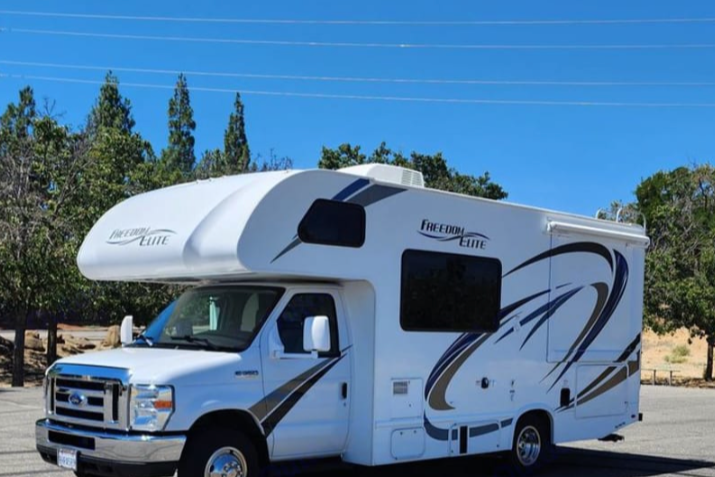 Family Friendly RV Sleeps 6 Fully Equipped and Road Trip Ready