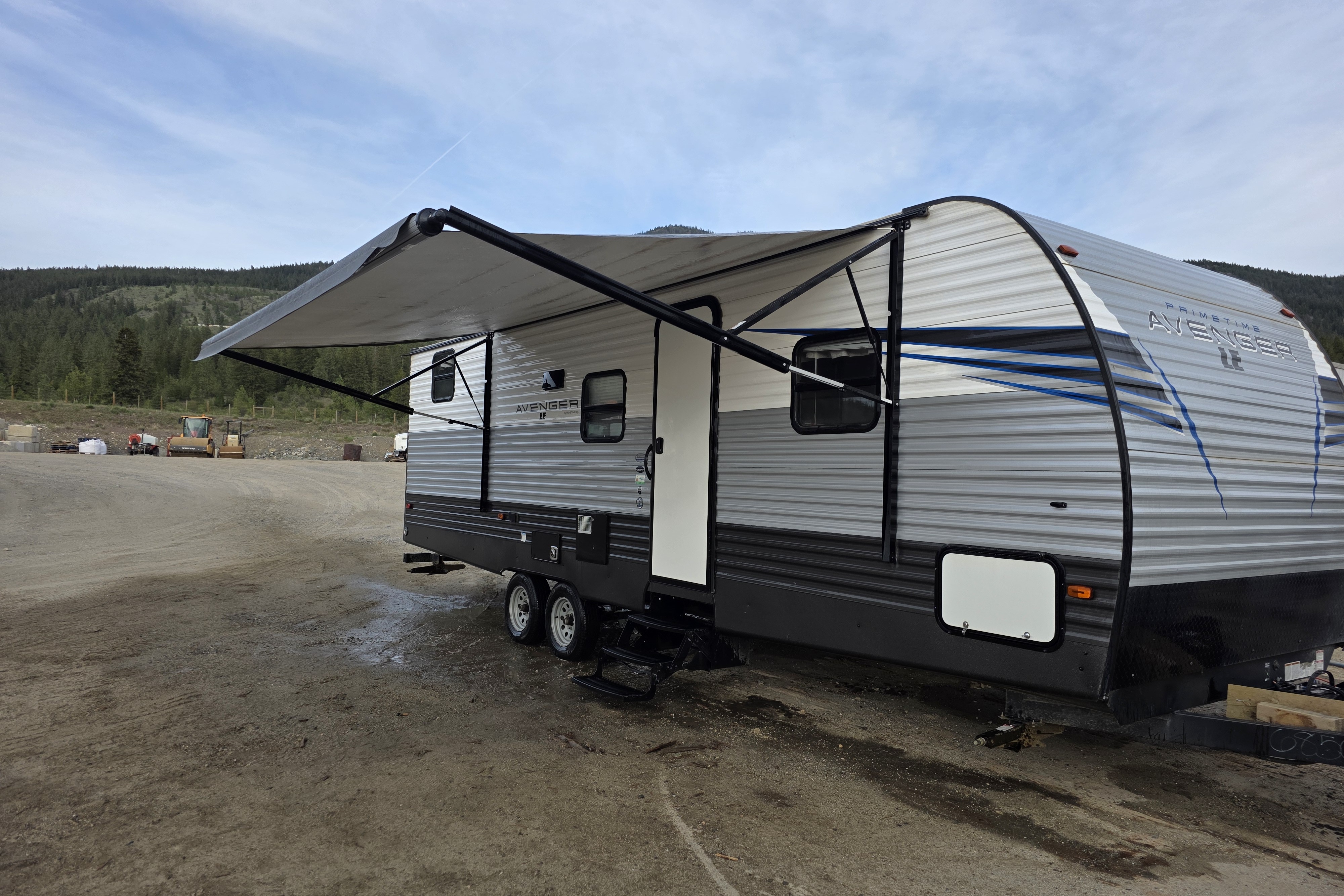 Michelle & Willy's Prime Time 27DBS Travel Trailer