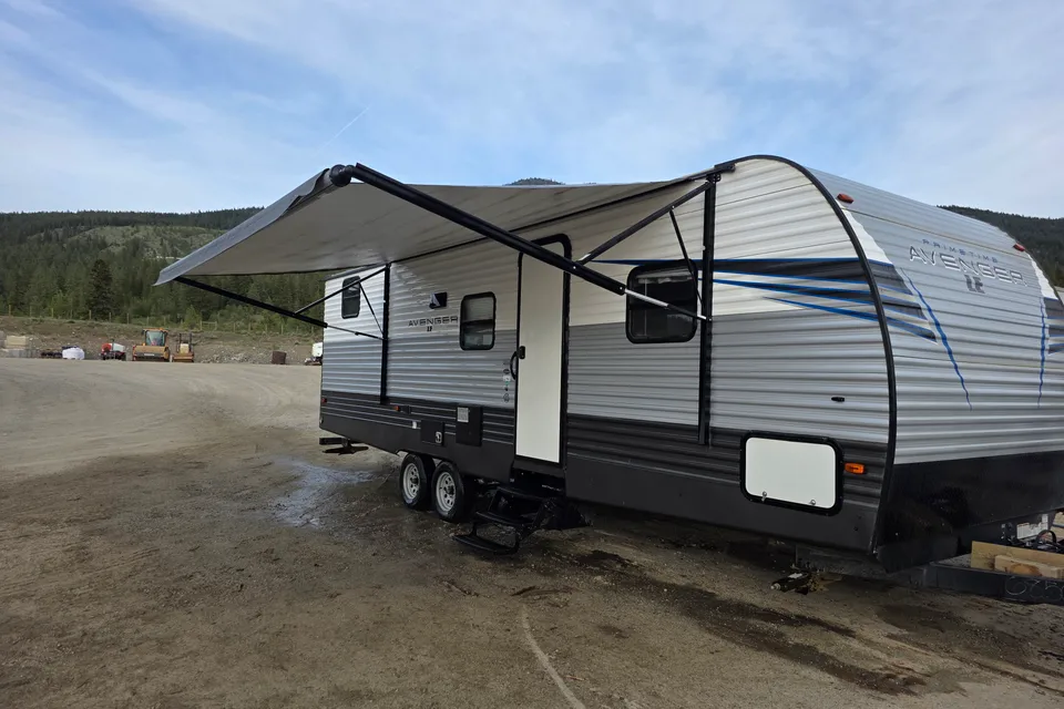 Michelle & Willy's Prime Time 27DBS Travel Trailer
