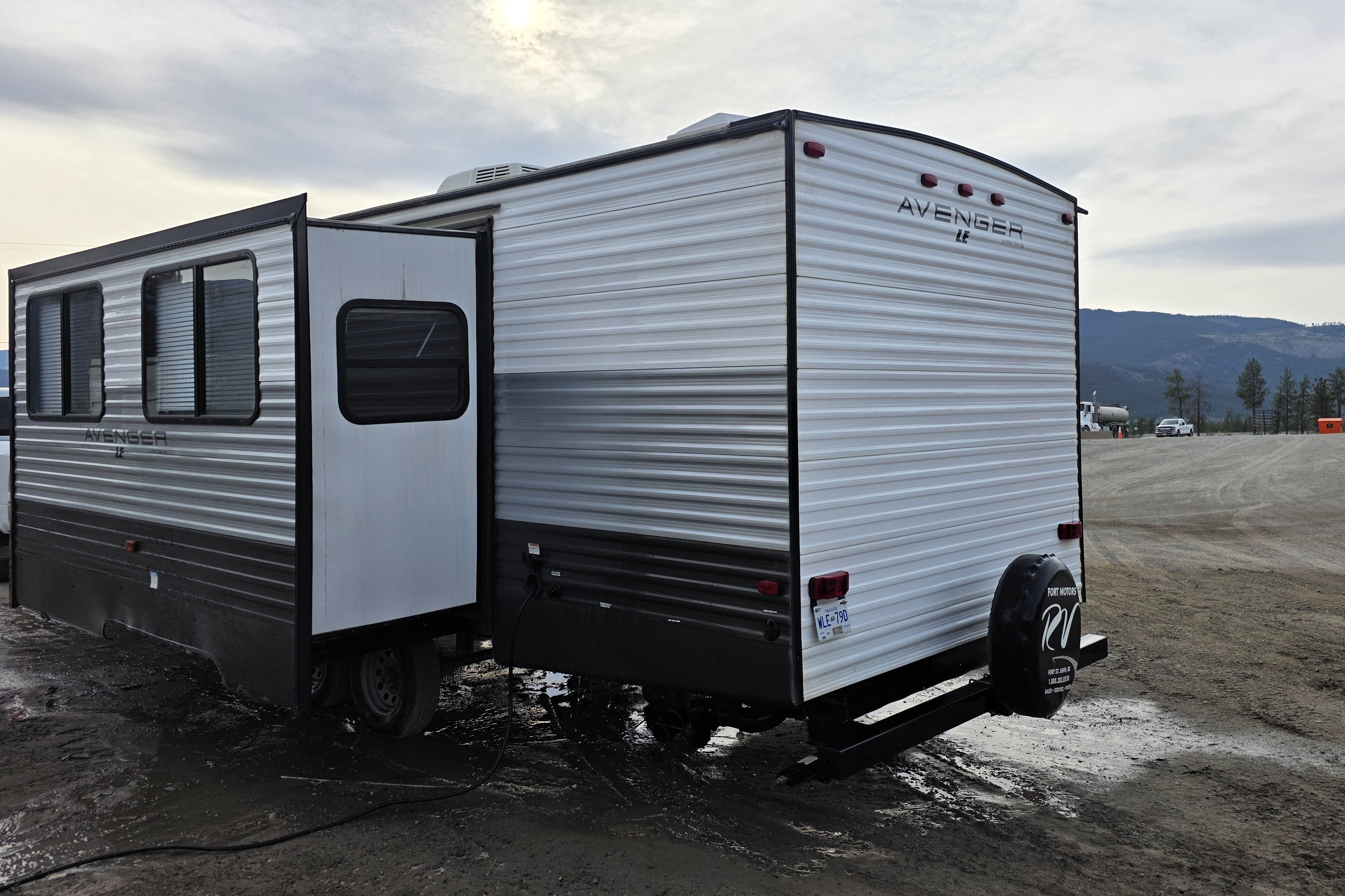 Michelle & Willy's Prime Time 27DBS Travel Trailer
