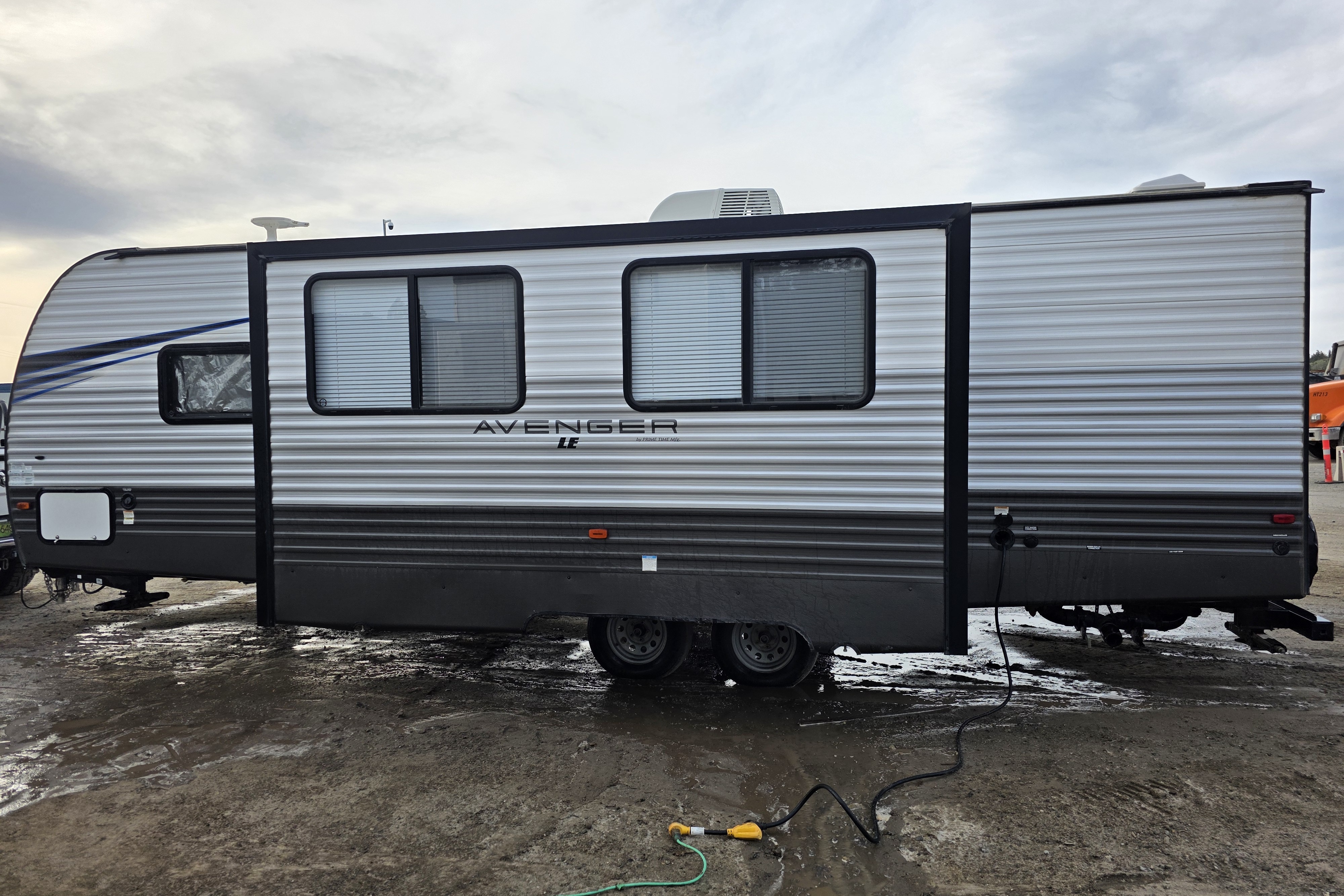 Michelle & Willy's Prime Time 27DBS Travel Trailer