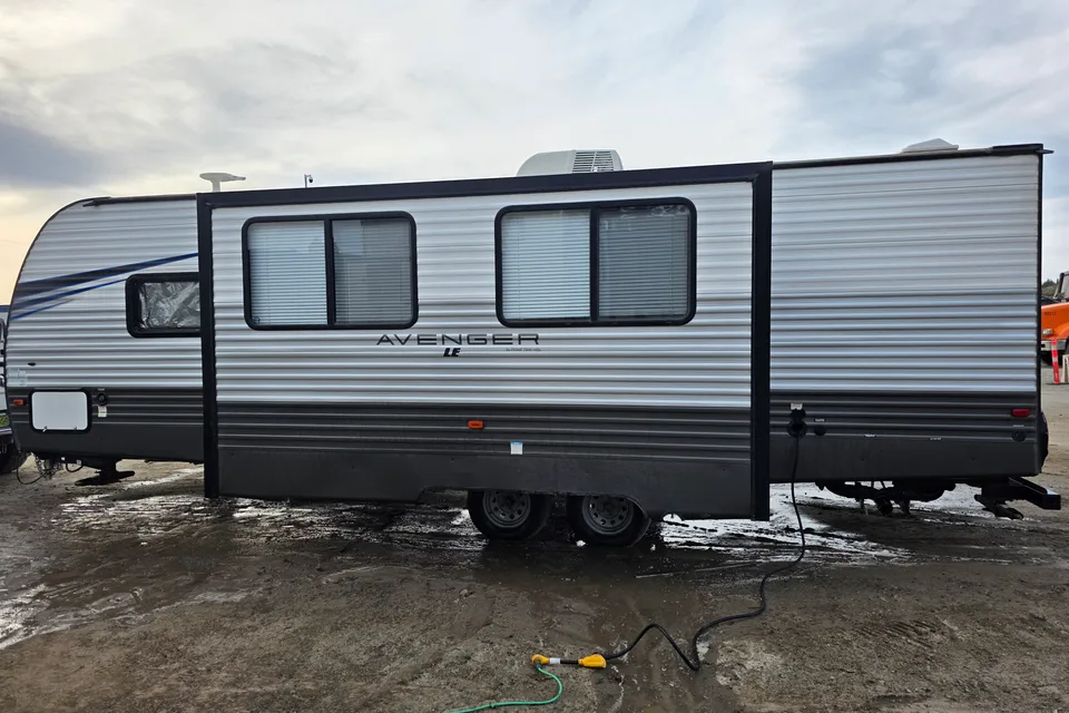 Michelle & Willy's Prime Time 27DBS Travel Trailer