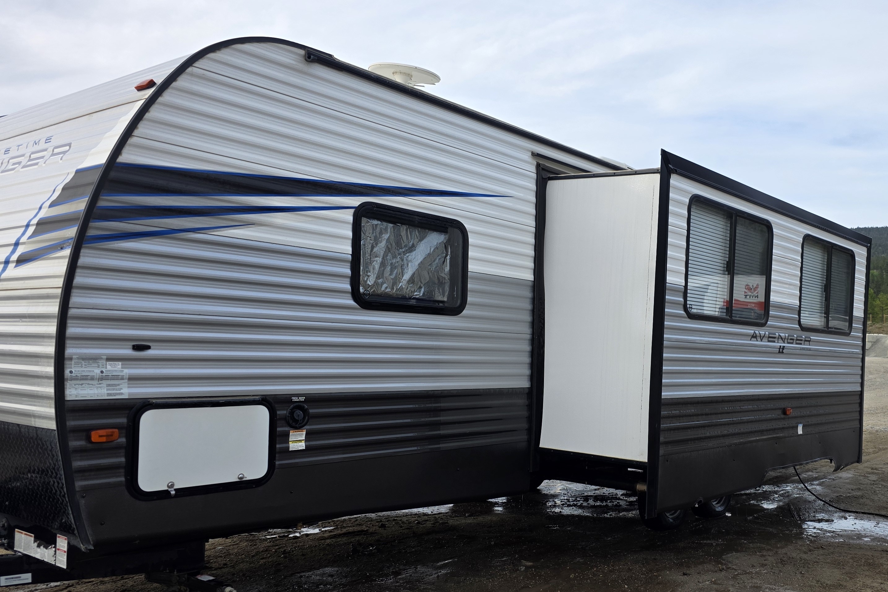 Michelle & Willy's Prime Time 27DBS Travel Trailer