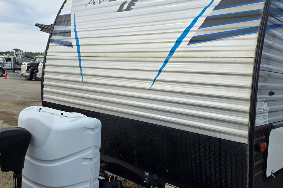 Michelle & Willy's Prime Time 27DBS Travel Trailer