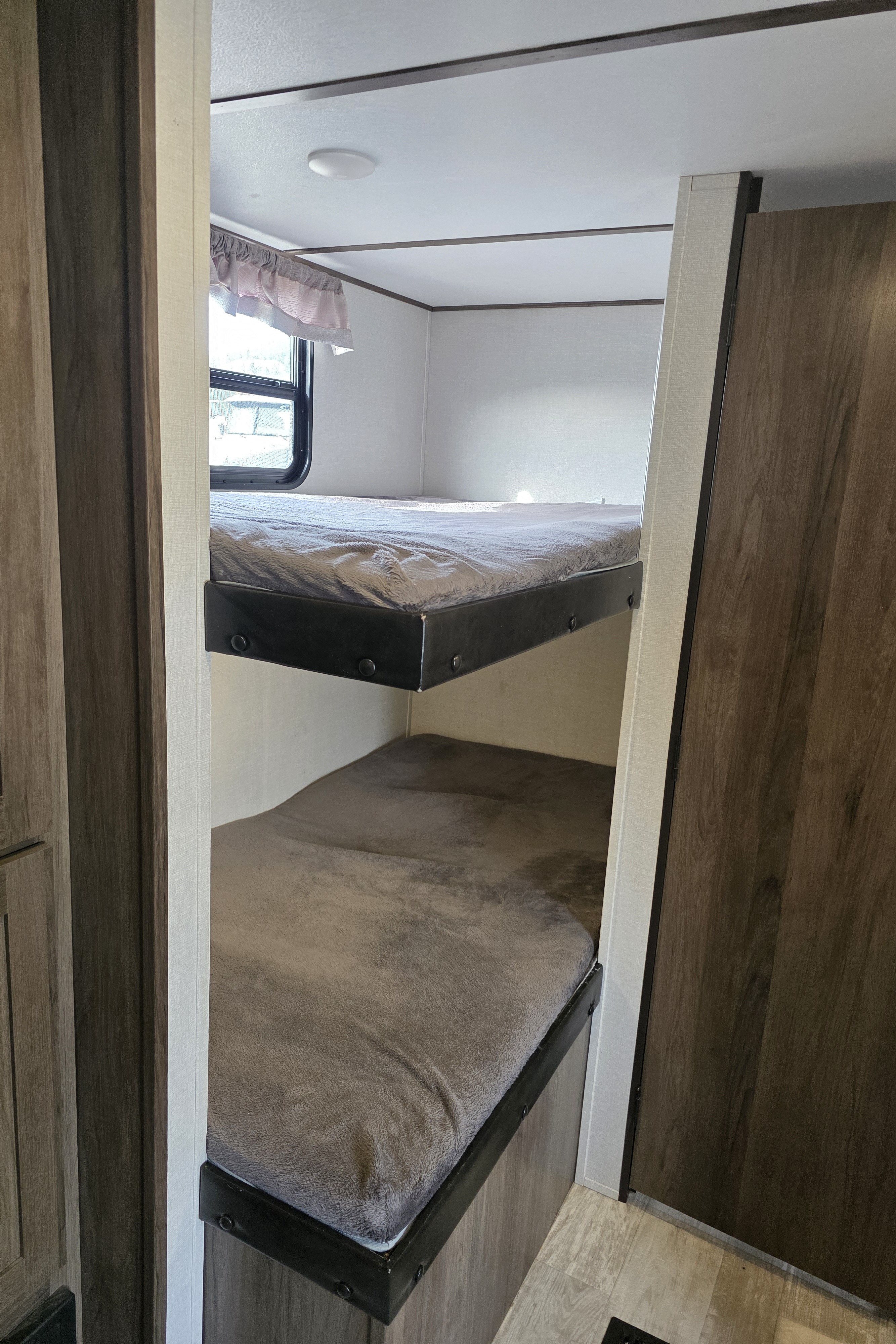 Michelle & Willy's Prime Time 27DBS Travel Trailer