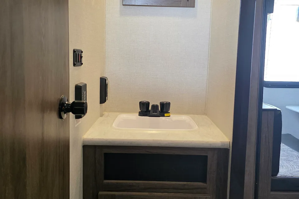 Michelle & Willy's Prime Time 27DBS Travel Trailer