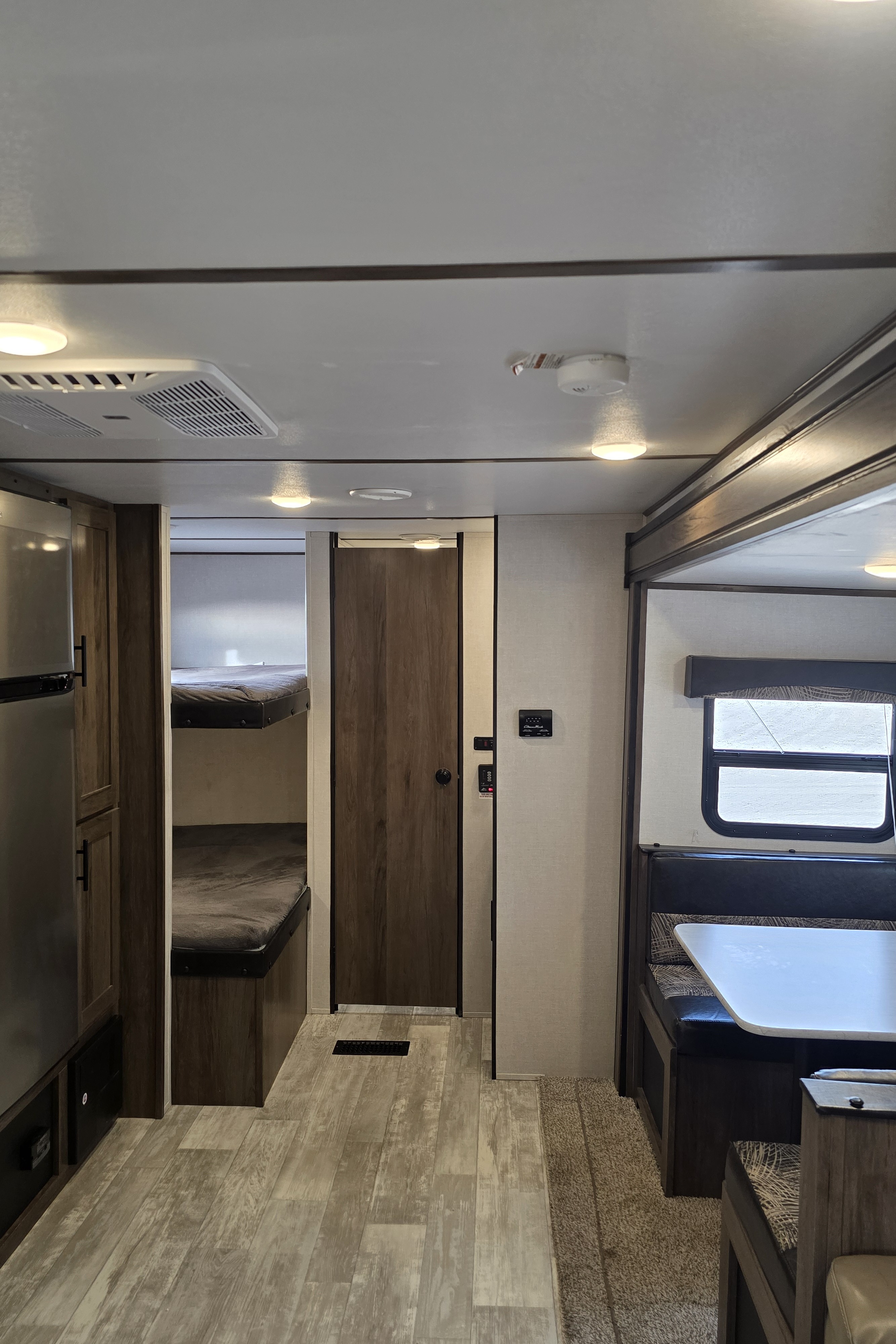 Michelle & Willy's Prime Time 27DBS Travel Trailer
