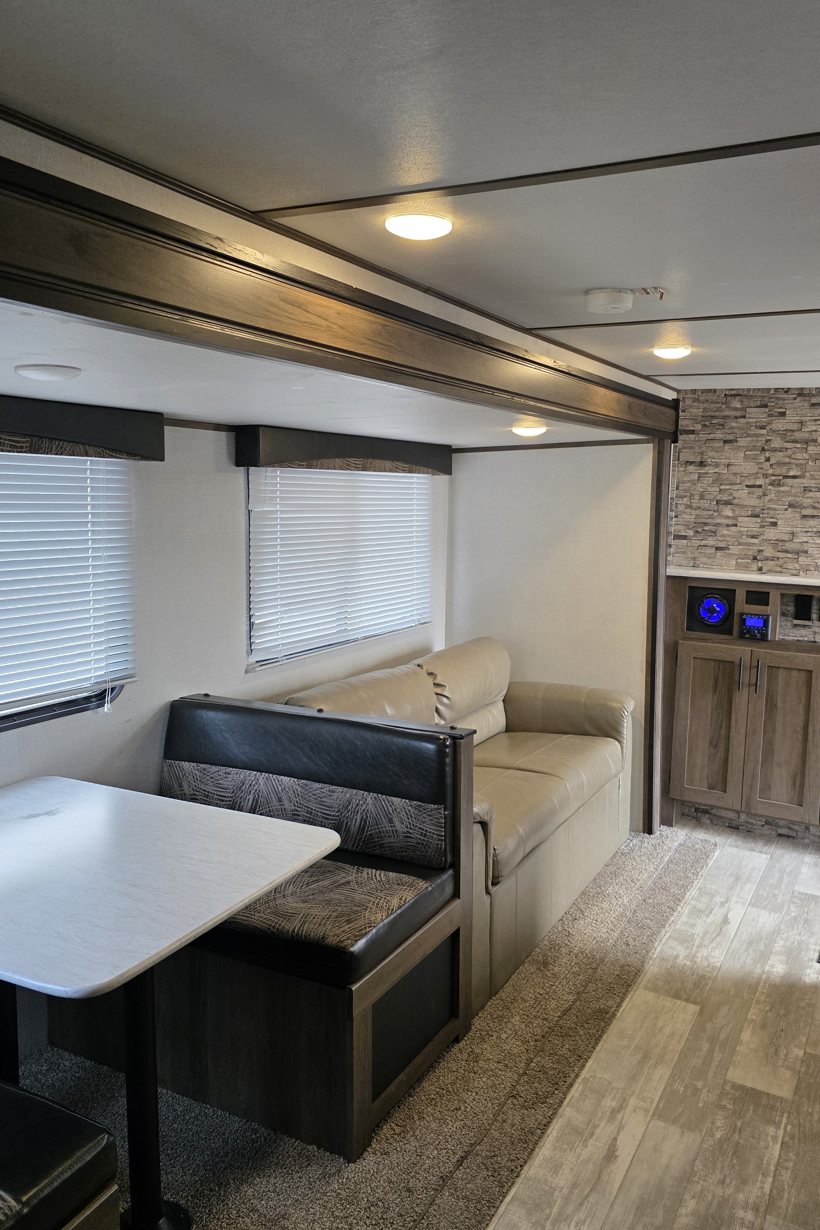 Michelle & Willy's Prime Time 27DBS Travel Trailer