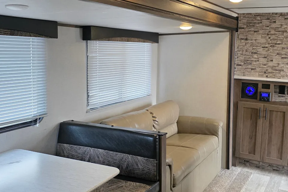 Michelle & Willy's Prime Time 27DBS Travel Trailer