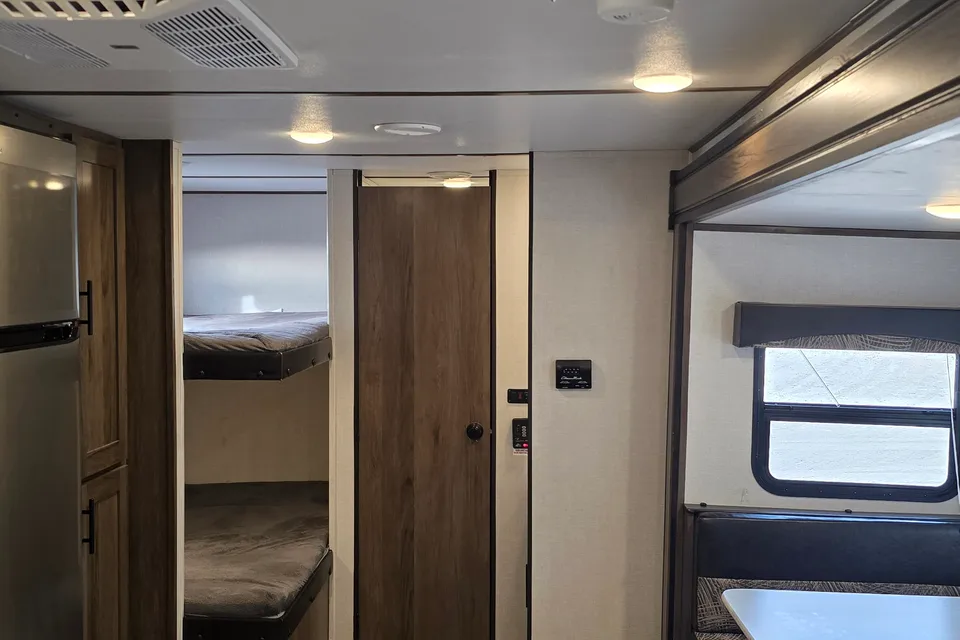 Michelle & Willy's Prime Time 27DBS Travel Trailer