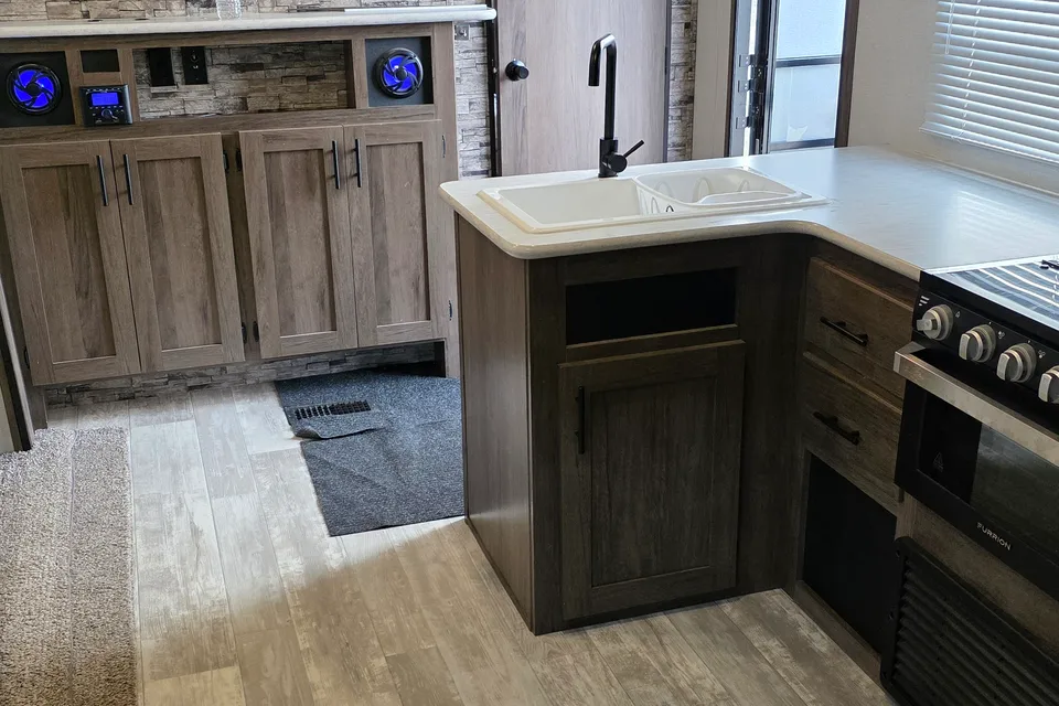 Michelle & Willy's Prime Time 27DBS Travel Trailer