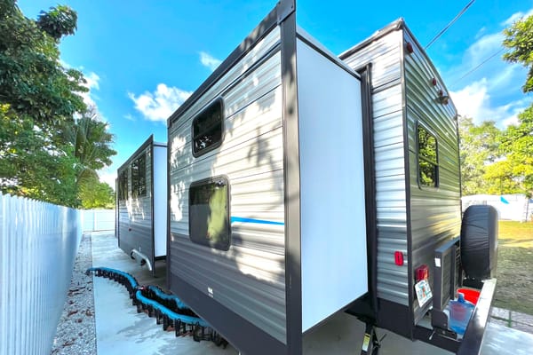 2021 Coachmen Catalina Legacy Edition travel trailer 38ft