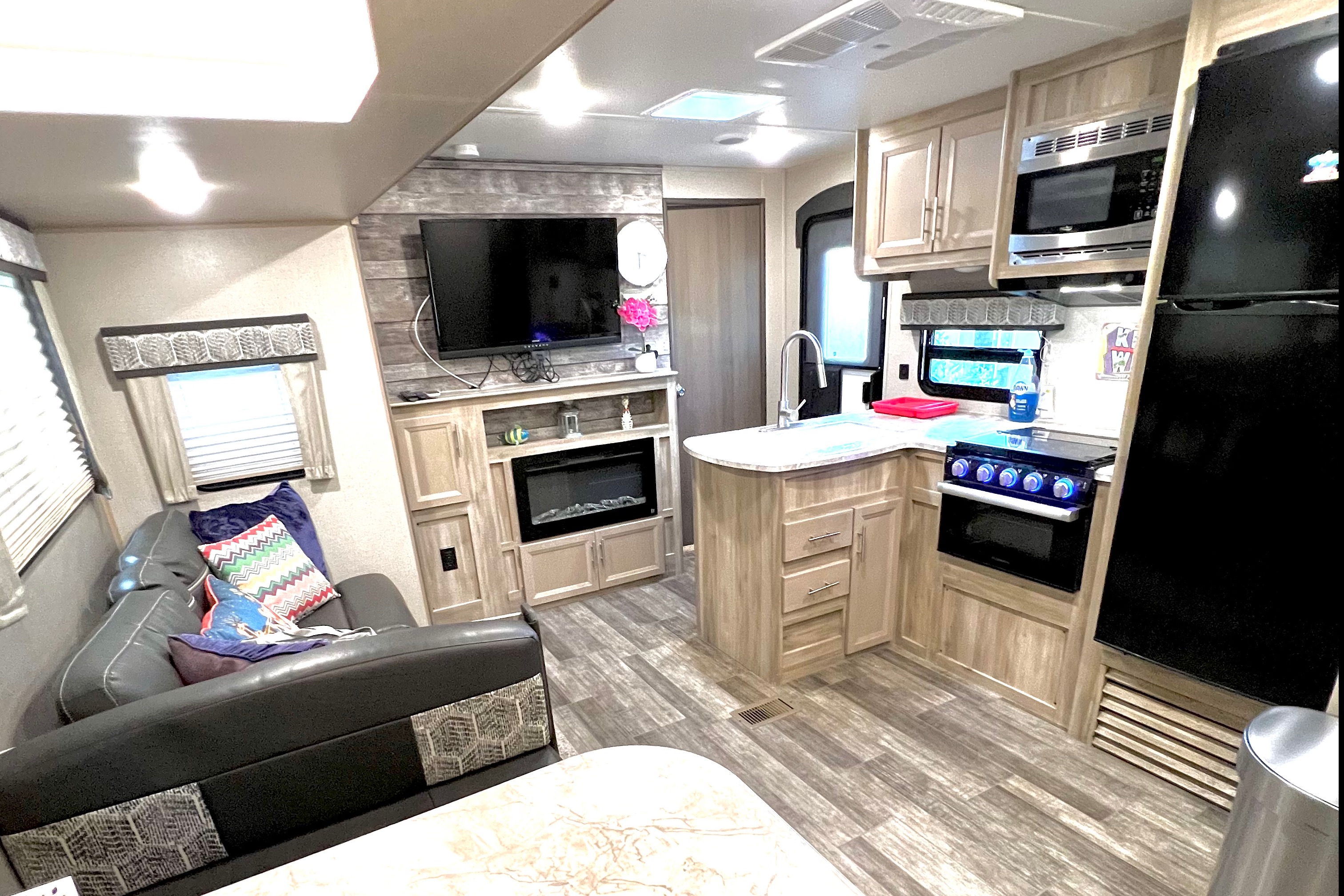 2021 Coachmen Catalina Legacy Edition travel trailer 38ft