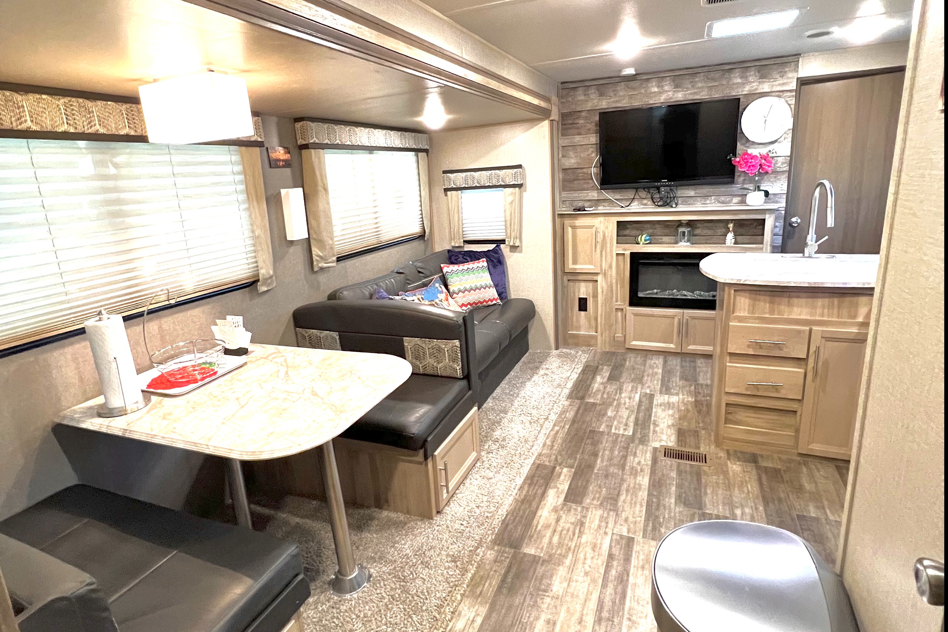 2021 Coachmen Catalina Legacy Edition travel trailer 38ft