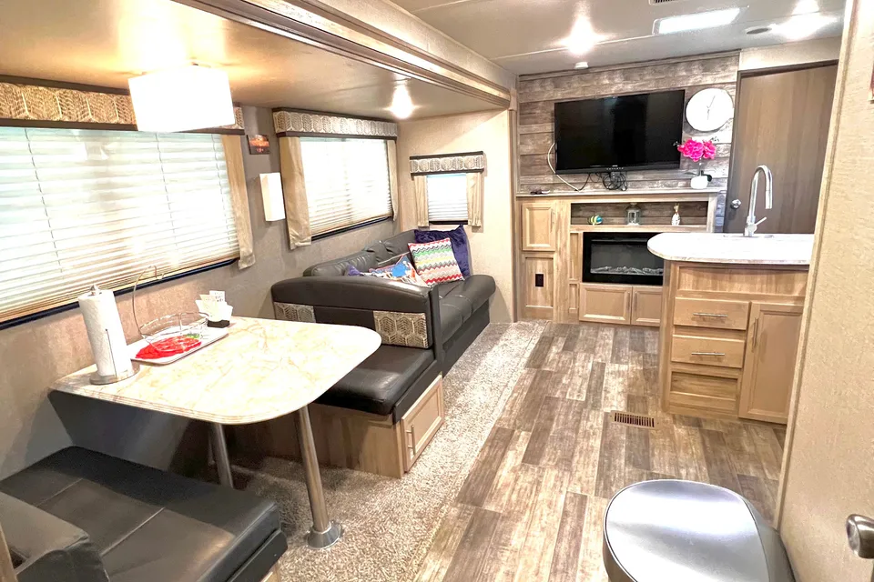 2021 Coachmen Catalina Legacy Edition travel trailer 38ft