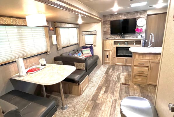 2021 Coachmen Catalina Legacy Edition travel trailer 38ft