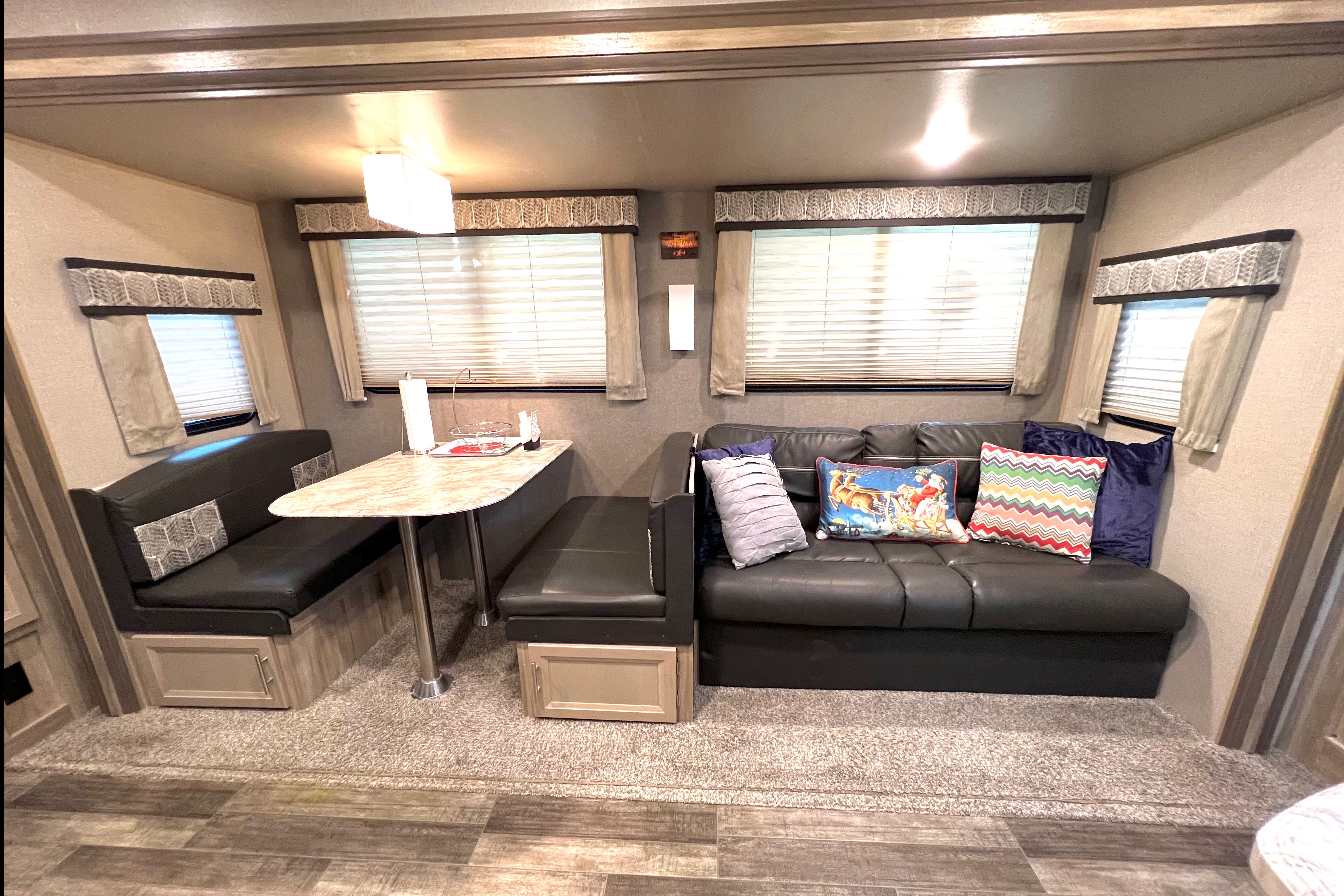 2021 Coachmen Catalina Legacy Edition travel trailer 38ft