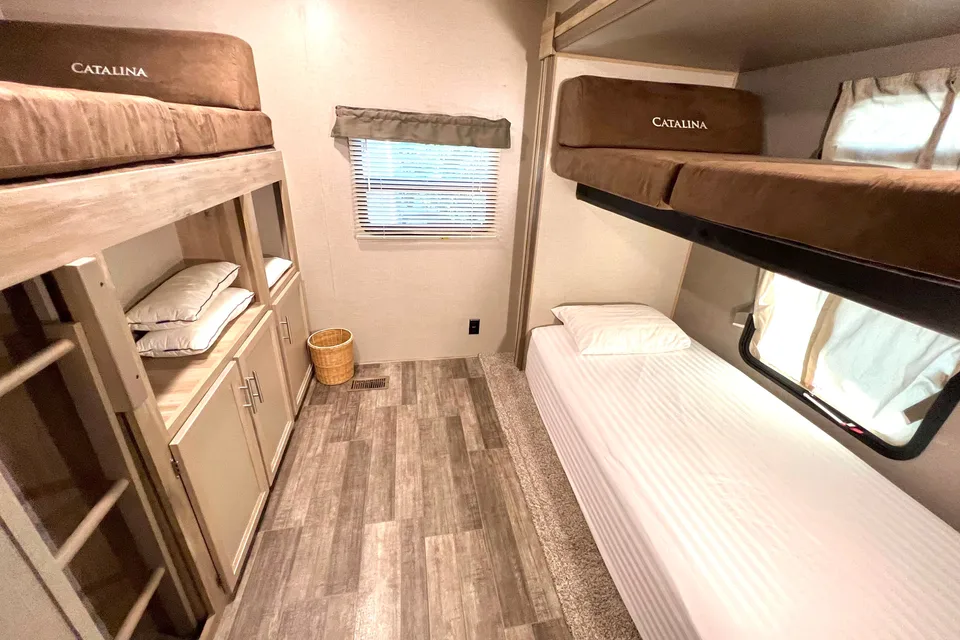 2021 Coachmen Catalina Legacy Edition travel trailer 38ft