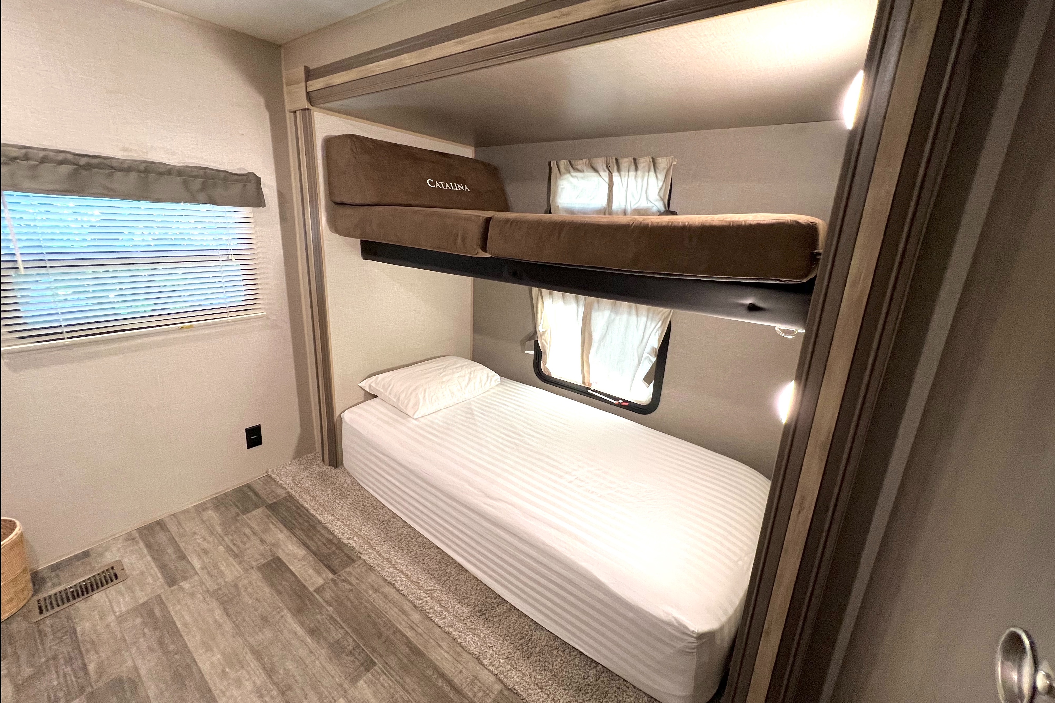 2021 Coachmen Catalina Legacy Edition travel trailer 38ft
