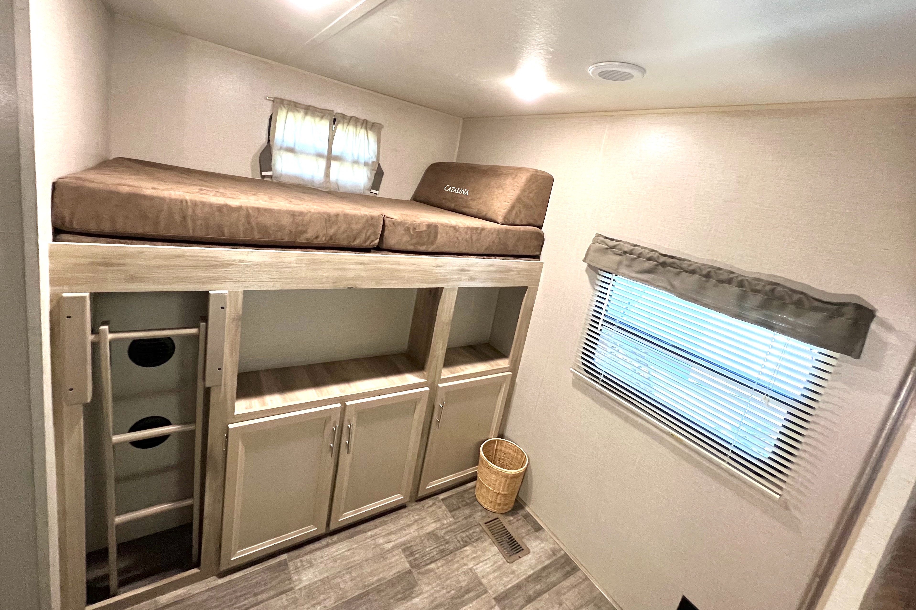 2021 Coachmen Catalina Legacy Edition travel trailer 38ft
