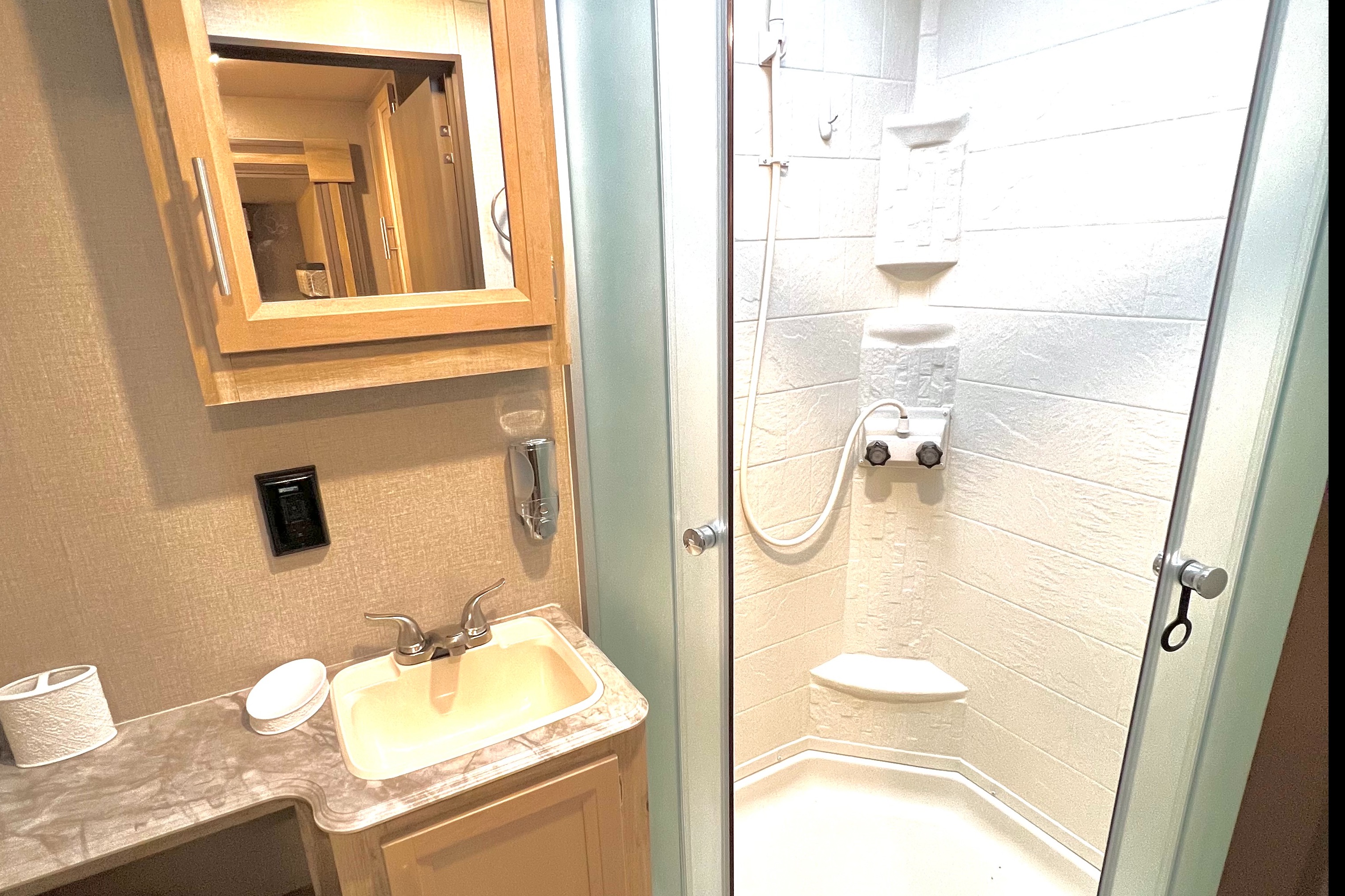 2021 Coachmen Catalina Legacy Edition travel trailer 38ft