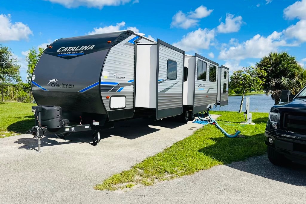 2021 Coachmen Catalina Legacy Edition travel trailer 38ft