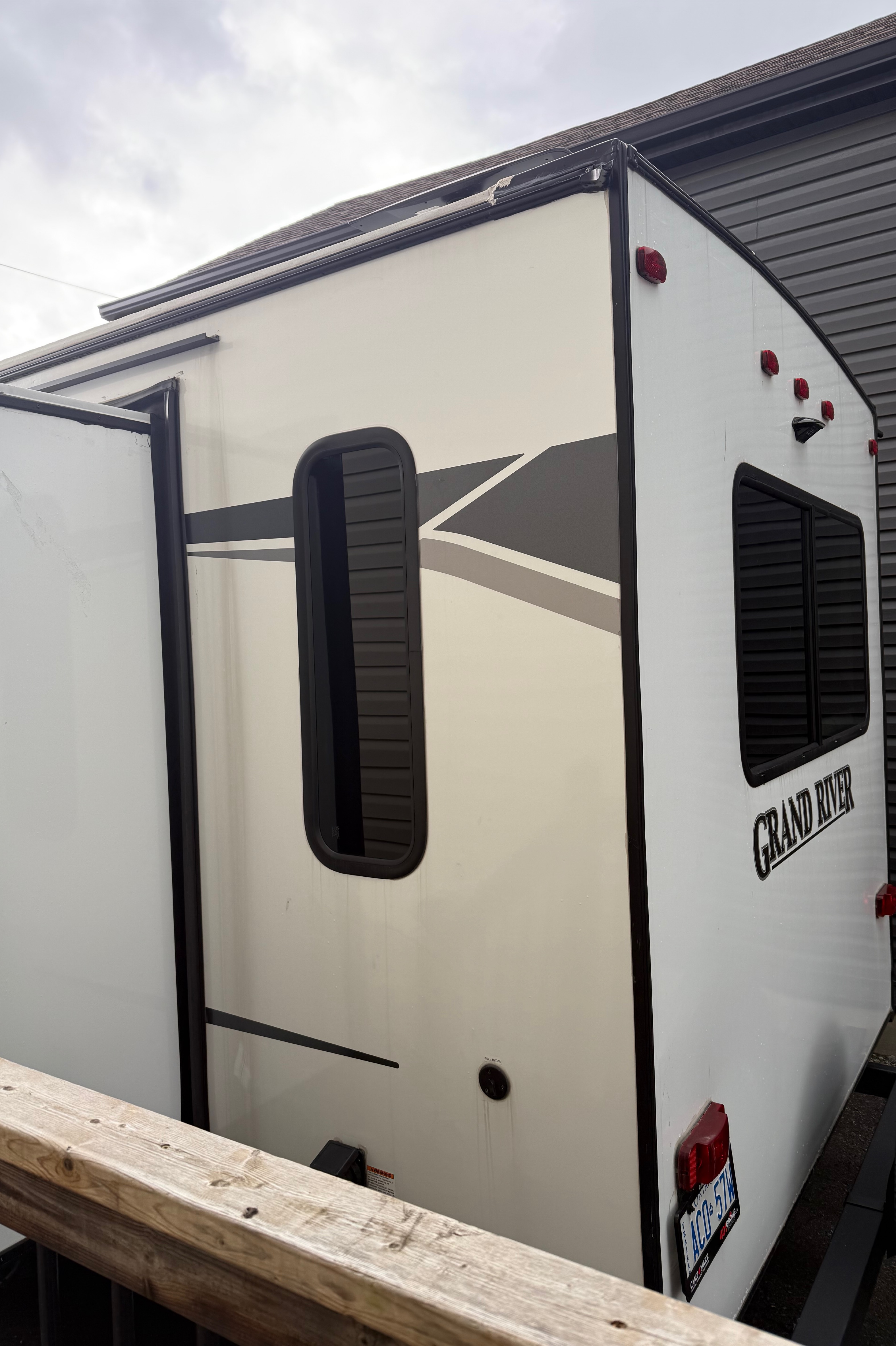 Gina's Grand River 31RLI Travel Trailer