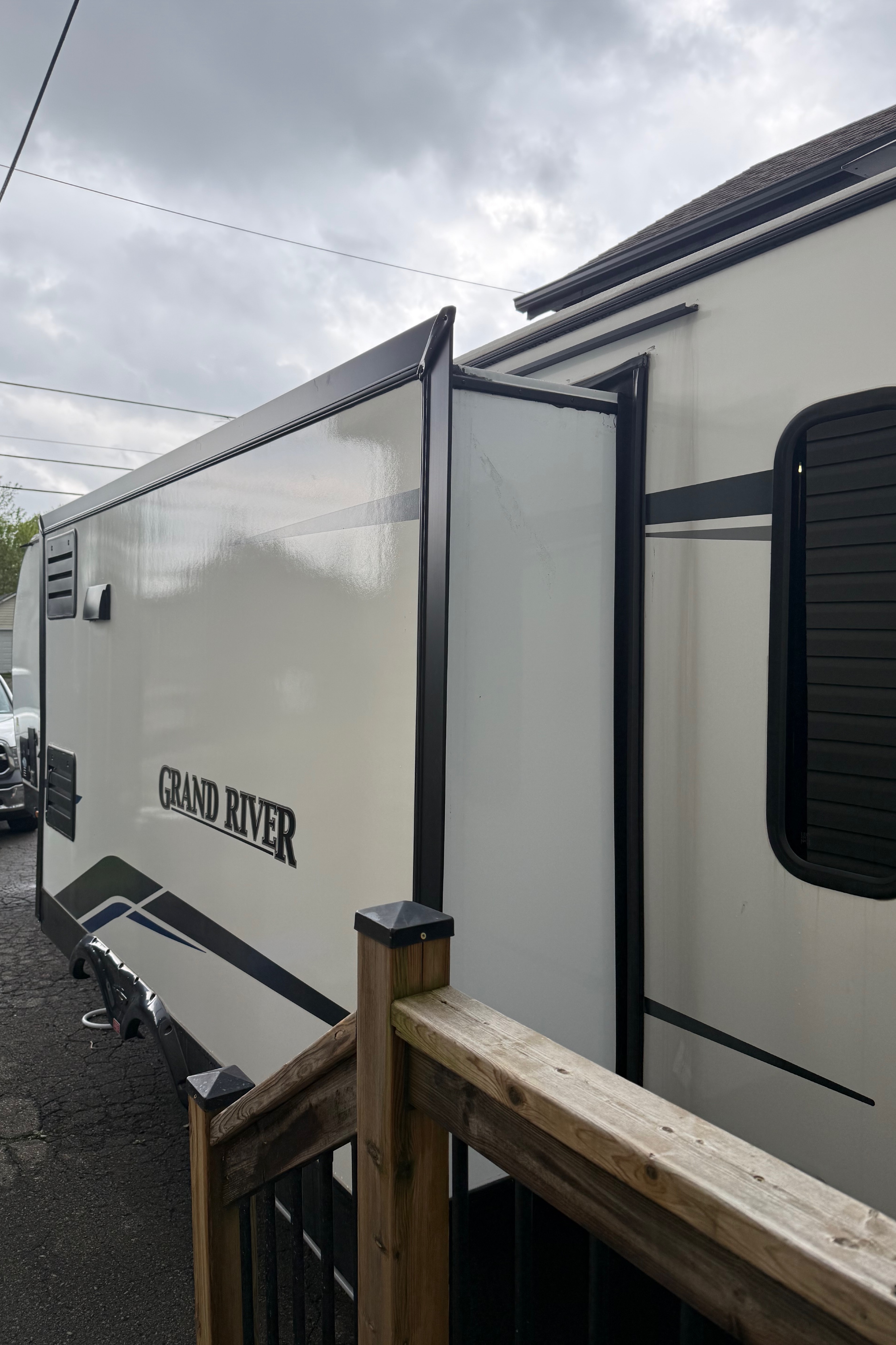 Gina's Grand River 31RLI Travel Trailer