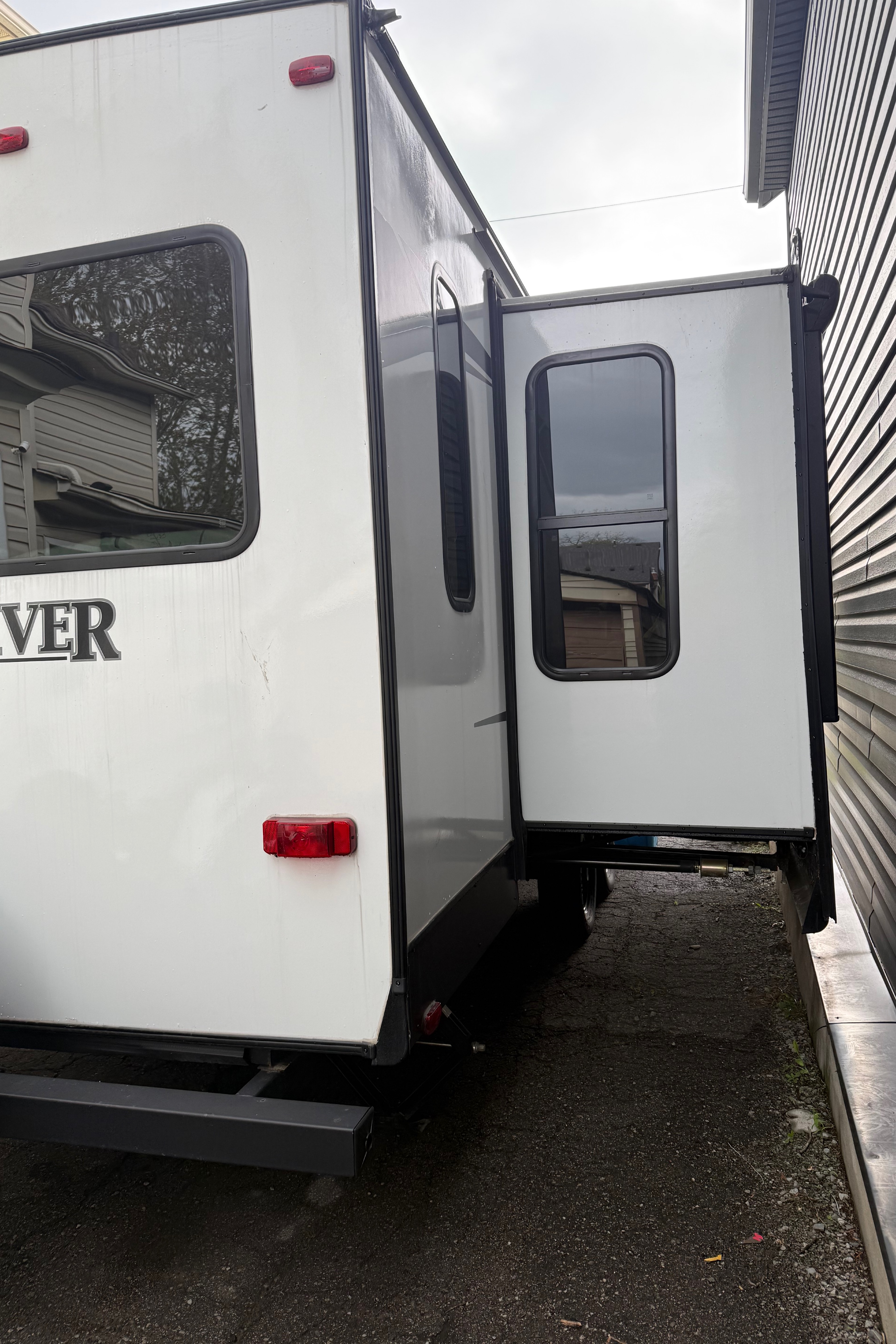 Gina's Grand River 31RLI Travel Trailer
