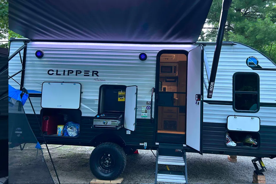Trixie 's Coachmen Clipper 182DBU  Travel Trailer