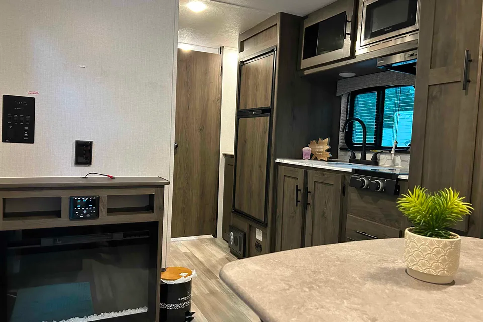 Trixie 's Coachmen Clipper 182DBU  Travel Trailer