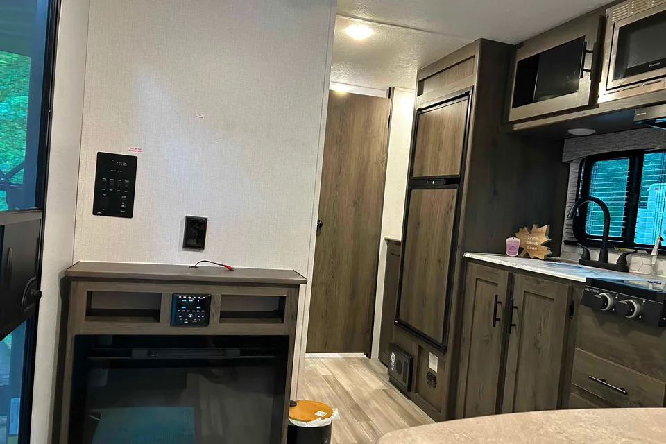 Trixie 's Coachmen Clipper 182DBU  Travel Trailer