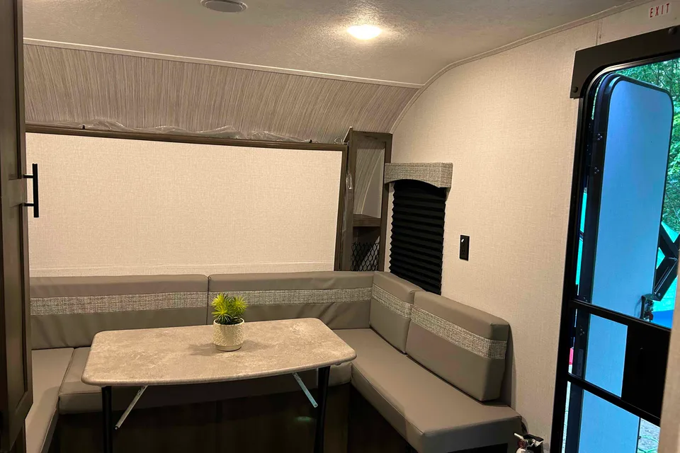 Trixie 's Coachmen Clipper 182DBU  Travel Trailer