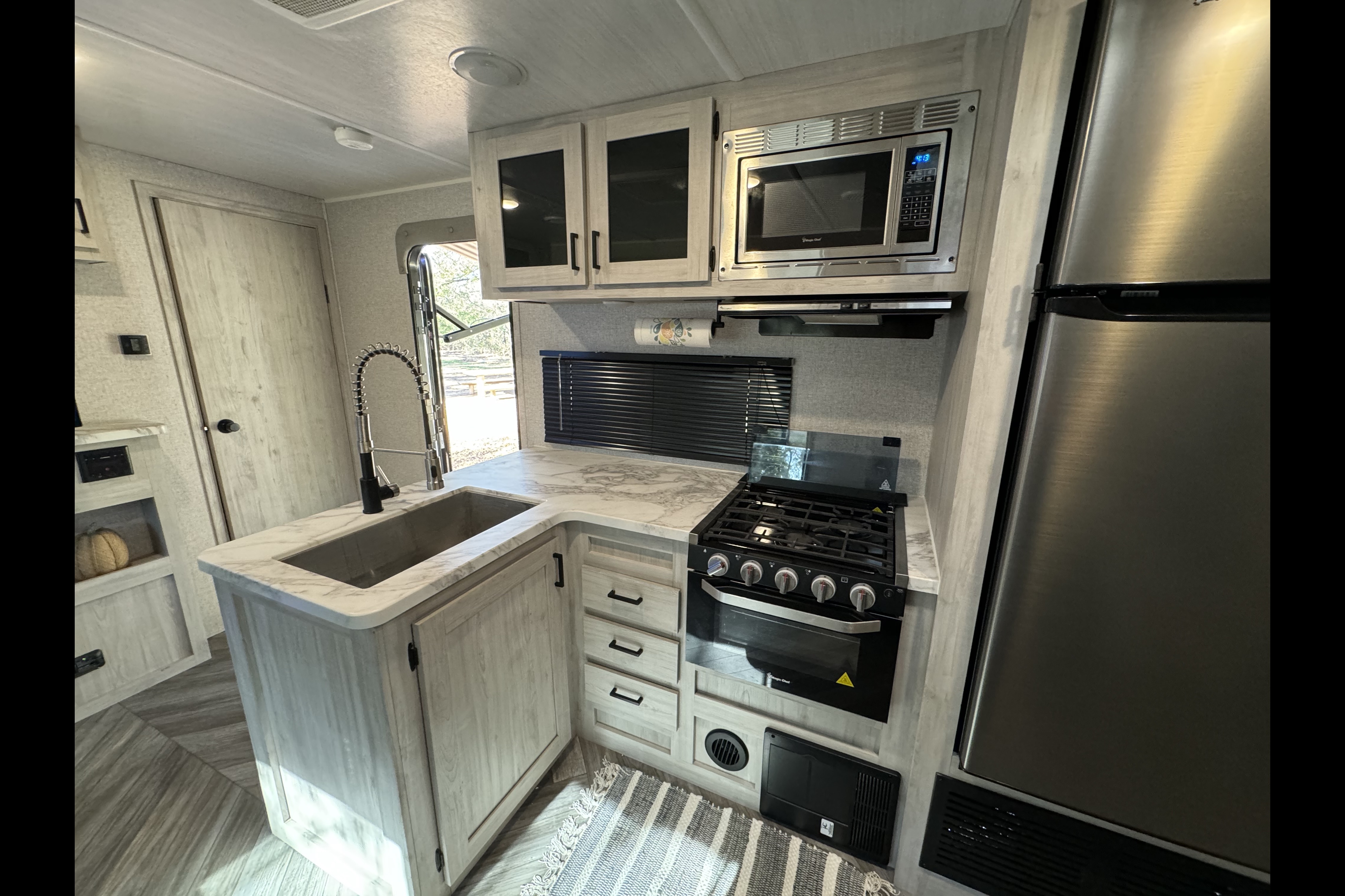 East to West Della Terra BH271 Travel Trailer