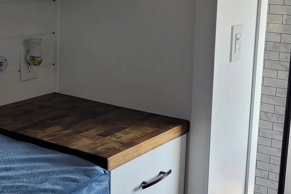 Cozy custom crafted van with Shower, Toilet, Heat, Solar and more!