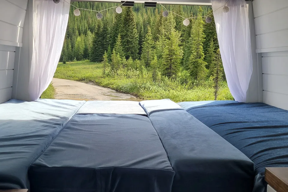 Cozy custom crafted van with Shower, Toilet, Heat, Solar and more!