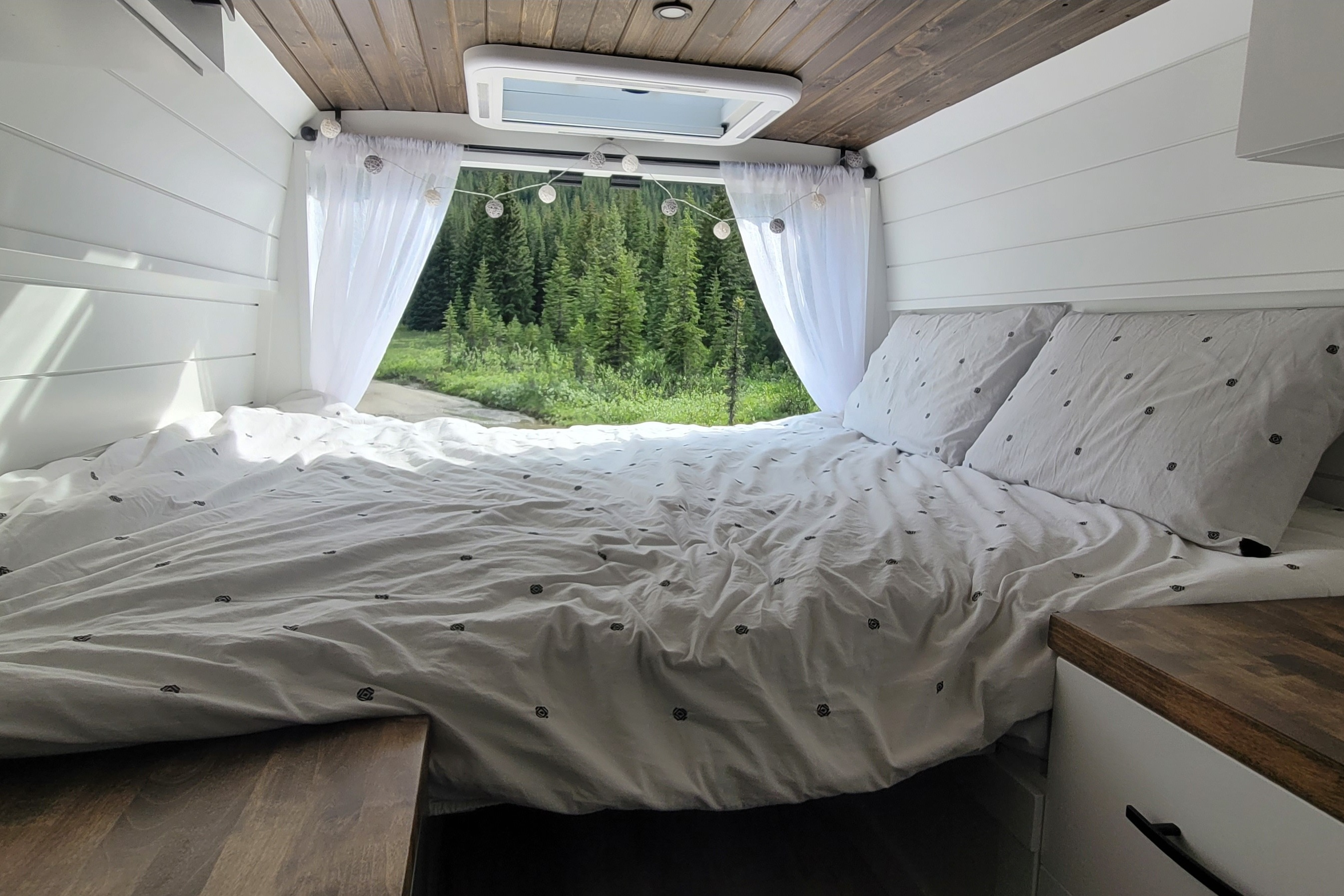 Cozy custom crafted van with Shower, Toilet, Heat, Solar and more!
