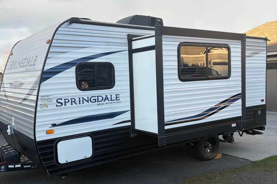 Adventure Bunkhouse w/ Slide Out-Easy Tow Camper Sleeps 5