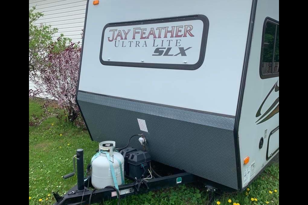 Sleeps 4, clean and light to tow. 