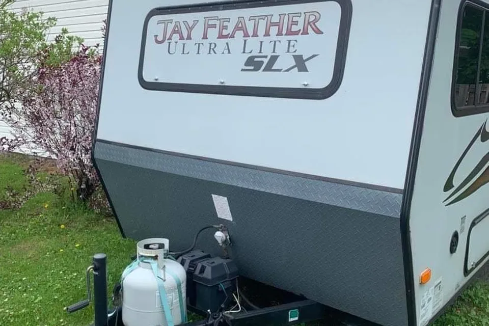 Sleeps 4, clean and light to tow. 