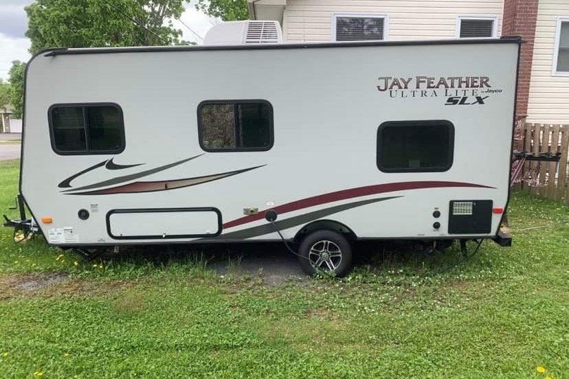 Sleeps 4, clean and light to tow. 