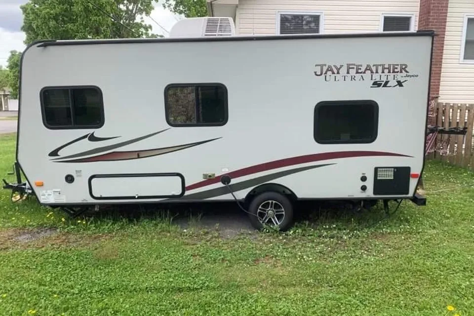 Sleeps 4, clean and light to tow. 
