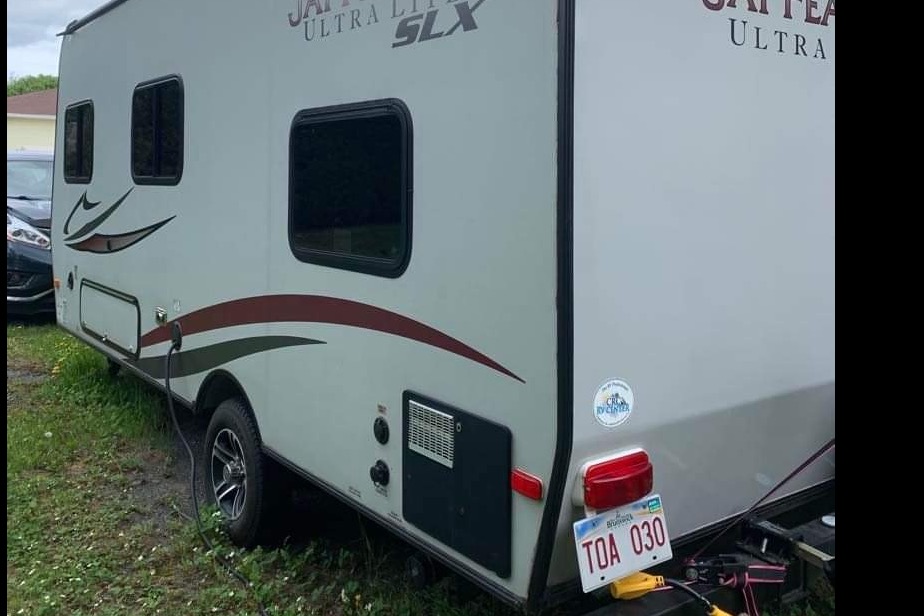 Sleeps 4, clean and light to tow. 